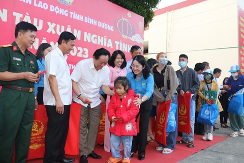 Hàng ngàn công nhân Bình Dương được tặng vé máy bay, xe lửa về quê ăn Tết - Ảnh 4. Hàng ngàn công nhân Bình Dương được tặng vé máy bay, xe lửa về quê ăn Tết - Ảnh 4.