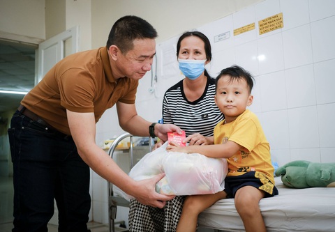 Người nhà bệnh nhi Đà Nẵng: Gặp Ước mơ của Thúy, con tôi vui lắm - Ảnh 2. Người nhà bệnh nhi Đà Nẵng: Gặp Ước mơ của Thúy, con tôi vui lắm - Ảnh 2.