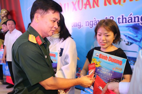 Hàng ngàn công nhân Bình Dương được tặng vé máy bay, xe lửa về quê ăn Tết - Ảnh 5. Hàng ngàn công nhân Bình Dương được tặng vé máy bay, xe lửa về quê ăn Tết - Ảnh 5.