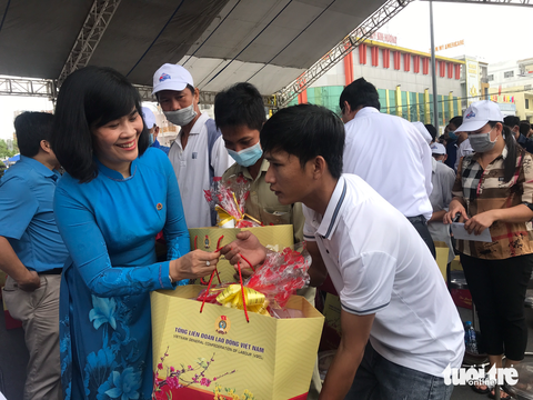 Chợ Tết công đoàn: Có quà, tiền tôi để dành phòng khi đau bịnh - Ảnh 2. Chợ Tết công đoàn: Có quà, tiền tôi để dành phòng khi đau bịnh - Ảnh 2.