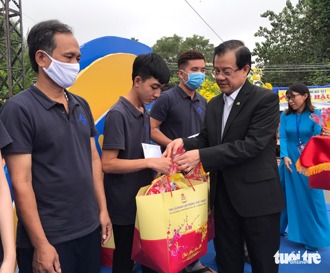 Chợ Tết công đoàn: Có quà, tiền tôi để dành phòng khi đau bịnh - Ảnh 3. Chợ Tết công đoàn: Có quà, tiền tôi để dành phòng khi đau bịnh - Ảnh 3.