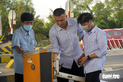 Quốc lộ 51 tạm dừng thu phí: Tài xế vui mừng, có người không biết - Ảnh 3. Quốc lộ 51 tạm dừng thu phí: Tài xế vui mừng, có người không biết - Ảnh 3.