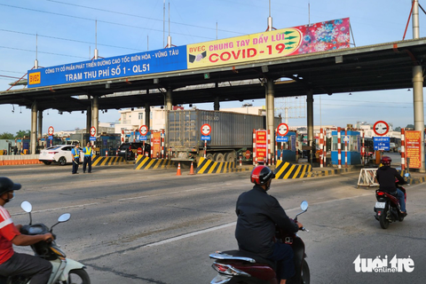 Quốc lộ 51 tạm dừng thu phí: Tài xế vui mừng, có người không biết - Ảnh 5. Quốc lộ 51 tạm dừng thu phí: Tài xế vui mừng, có người không biết - Ảnh 5.