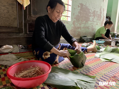 Làng nấu bánh tổ Hội An trắng đêm đón Tết - Ảnh 2. Làng nấu bánh tổ Hội An trắng đêm đón Tết - Ảnh 2.