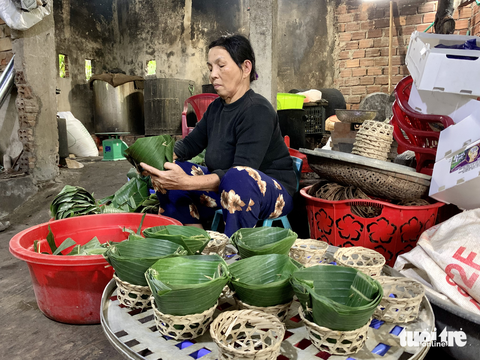 Làng nấu bánh tổ Hội An trắng đêm đón Tết - Ảnh 3. Làng nấu bánh tổ Hội An trắng đêm đón Tết - Ảnh 3.