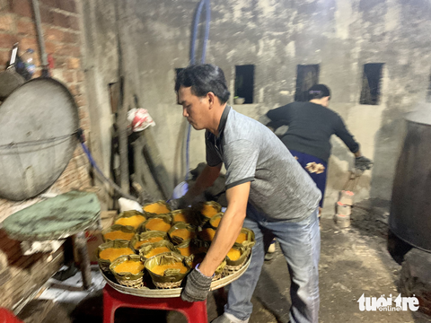 Làng nấu bánh tổ Hội An trắng đêm đón Tết - Ảnh 7. Làng nấu bánh tổ Hội An trắng đêm đón Tết - Ảnh 7.