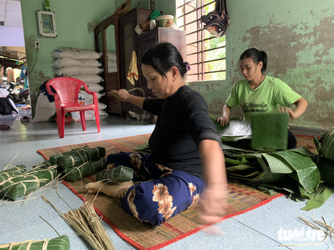 Làng nấu bánh tổ Hội An trắng đêm đón Tết - Ảnh 8. Làng nấu bánh tổ Hội An trắng đêm đón Tết - Ảnh 8.