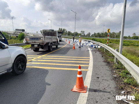Cả trăm thùng bia rơi trên cao tốc TP.HCM - Trung Lương - Ảnh 2. Cả trăm thùng bia rơi trên cao tốc TP.HCM - Trung Lương - Ảnh 2.