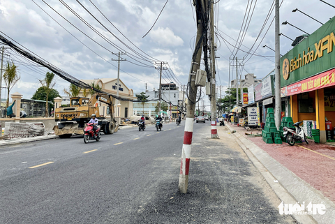 Điện lực Thủ Đức hứa dời một số cột điện ‘mọc’ giữa đường trước Tết - Ảnh 1. Điện lực Thủ Đức hứa dời một số cột điện ‘mọc’ giữa đường trước Tết - Ảnh 1.