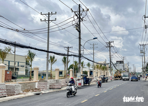 Điện lực Thủ Đức hứa dời một số cột điện ‘mọc’ giữa đường trước Tết - Ảnh 2. Điện lực Thủ Đức hứa dời một số cột điện ‘mọc’ giữa đường trước Tết - Ảnh 2.