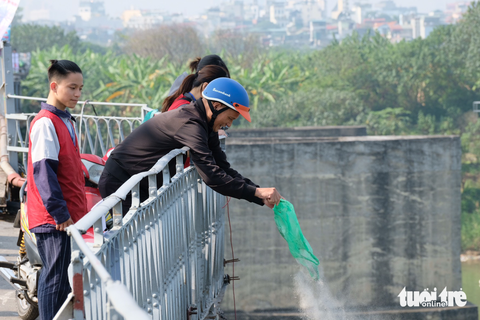 Thả cá, rải tro cúng ông Công ông Táo, bao rác kề bên vẫn ném túi ni lông xuống mặt đường - Ảnh 1. Thả cá, rải tro cúng ông Công ông Táo, bao rác kề bên vẫn ném túi ni lông xuống mặt đường - Ảnh 1.