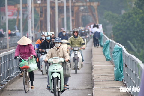 Thả cá, rải tro cúng ông Công ông Táo, bao rác kề bên vẫn ném túi ni lông xuống mặt đường - Ảnh 4. Thả cá, rải tro cúng ông Công ông Táo, bao rác kề bên vẫn ném túi ni lông xuống mặt đường - Ảnh 4.