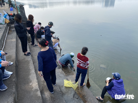 Thả cá, rải tro cúng ông Công ông Táo, bao rác kề bên vẫn ném túi ni lông xuống mặt đường - Ảnh 8. Thả cá, rải tro cúng ông Công ông Táo, bao rác kề bên vẫn ném túi ni lông xuống mặt đường - Ảnh 8.