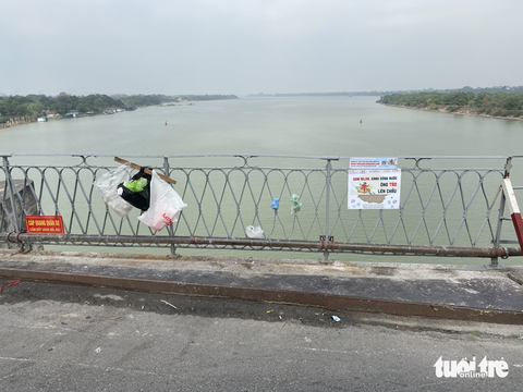 Thả cá, rải tro cúng ông Công ông Táo, bao rác kề bên vẫn ném túi ni lông xuống mặt đường - Ảnh 9. Thả cá, rải tro cúng ông Công ông Táo, bao rác kề bên vẫn ném túi ni lông xuống mặt đường - Ảnh 9.