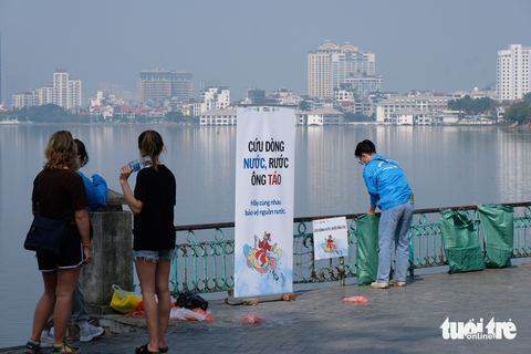 Thả cá, rải tro cúng ông Công ông Táo, bao rác kề bên vẫn ném túi ni lông xuống mặt đường - Ảnh 11. Thả cá, rải tro cúng ông Công ông Táo, bao rác kề bên vẫn ném túi ni lông xuống mặt đường - Ảnh 11.