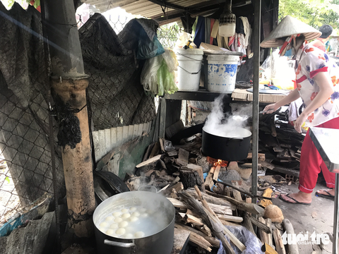 Cả xóm cùng nấu chè trôi nước dịp tiễn ông Táo - Ảnh 1. Cả xóm cùng nấu chè trôi nước dịp tiễn ông Táo - Ảnh 1.