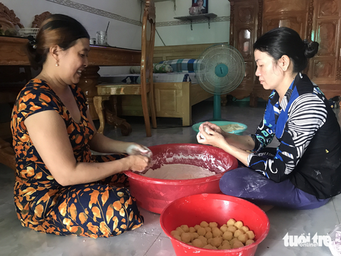 Cả xóm cùng nấu chè trôi nước dịp tiễn ông Táo - Ảnh 2. Cả xóm cùng nấu chè trôi nước dịp tiễn ông Táo - Ảnh 2.