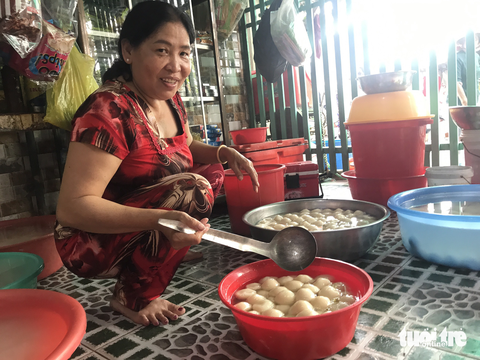 Cả xóm cùng nấu chè trôi nước dịp tiễn ông Táo - Ảnh 5. Cả xóm cùng nấu chè trôi nước dịp tiễn ông Táo - Ảnh 5.