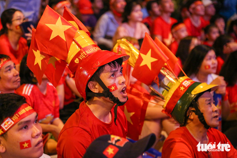 Cổ động viên vỡ òa cảm xúc khi tuyển Việt Nam hòa kịch tính với Thái Lan - Ảnh 10. Cổ động viên vỡ òa cảm xúc khi tuyển Việt Nam hòa kịch tính với Thái Lan - Ảnh 10.