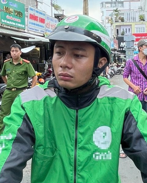 Công an buộc người tạt sơn đòi nợ đến xin lỗi, sơn lại cửa cho nạn nhân - Ảnh 2. Công an buộc người tạt sơn đòi nợ đến xin lỗi, sơn lại cửa cho nạn nhân - Ảnh 2.