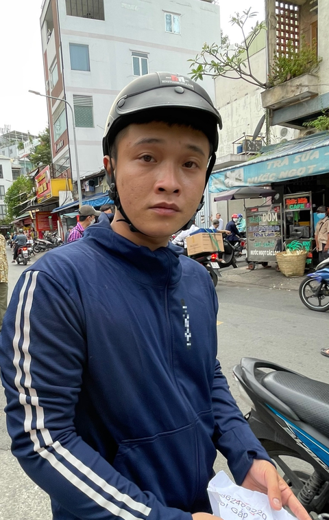 Công an buộc người tạt sơn đòi nợ đến xin lỗi, sơn lại cửa cho nạn nhân - Ảnh 3. Công an buộc người tạt sơn đòi nợ đến xin lỗi, sơn lại cửa cho nạn nhân - Ảnh 3.