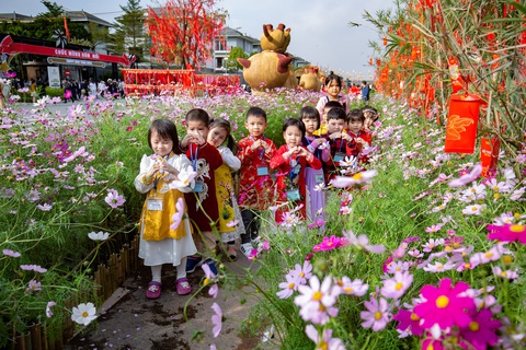 Khai mạc đường hoa Home Hanoi Xuan 2023 và hội chợ 'Happy Tết' - Ảnh 2. Khai mạc đường hoa Home Hanoi Xuan 2023 và hội chợ 'Happy Tết' - Ảnh 2.