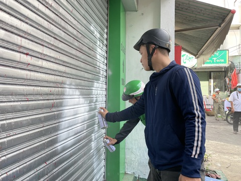 Công an buộc người tạt sơn đòi nợ đến xin lỗi, sơn lại cửa cho nạn nhân - Ảnh 1. Công an buộc người tạt sơn đòi nợ đến xin lỗi, sơn lại cửa cho nạn nhân - Ảnh 1.