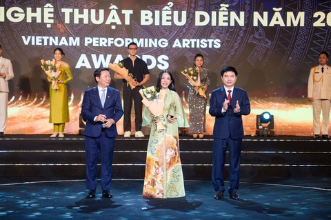 Ngạc nhiên chưa: O Sen Ngọc Mai giao Muôn vàng khuôn mặt cho Dược Sĩ Tiến sản xuất - Ảnh 4. Ngạc nhiên chưa: O Sen Ngọc Mai giao Muôn vàng khuôn mặt cho Dược Sĩ Tiến sản xuất - Ảnh 4.
