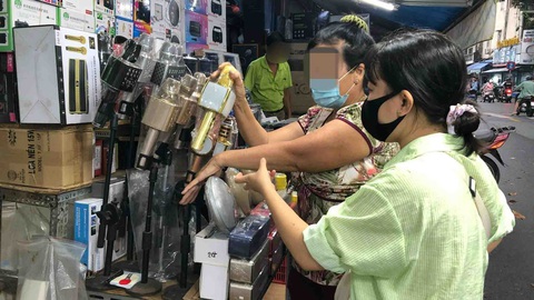 Cuối năm rền rĩ Đắp mộ cuộc tình - Kỳ 4: Bèo cỡ nào cũng sắm được loa tra tấn lỗ tai hàng xóm - Ảnh 1. Cuối năm rền rĩ Đắp mộ cuộc tình - Kỳ 4: Bèo cỡ nào cũng sắm được loa tra tấn lỗ tai hàng xóm - Ảnh 1.