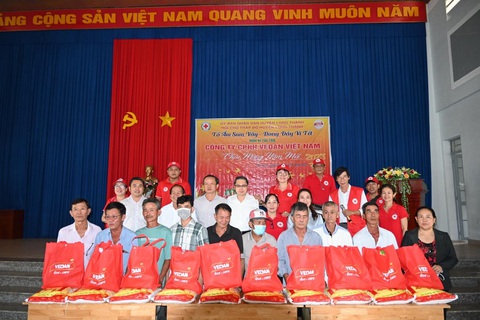 Vedan Việt Nam trao 1.000 phần quà Tết cho người dân có hoàn cảnh khó khăn - Ảnh 2. Vedan Việt Nam trao 1.000 phần quà Tết cho người dân có hoàn cảnh khó khăn - Ảnh 2.