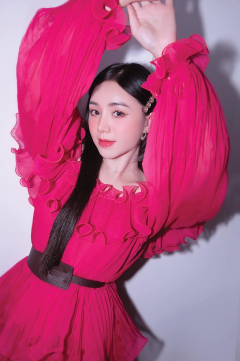 Ba cô gái trẻ và ước mơ vươn tới ngôi sao - Ảnh 3. Ba cô gái trẻ và ước mơ vươn tới ngôi sao - Ảnh 3.