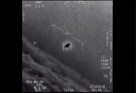 Mỹ nhận 500 báo cáo về UFO, hơn 300 vụ chưa thể giải thích - Ảnh 1. Mỹ nhận 500 báo cáo về UFO, hơn 300 vụ chưa thể giải thích - Ảnh 1.