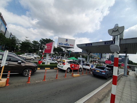 Tết này sân bay Tân Sơn Nhất thu phí không dừng - Ảnh 1. Tết này sân bay Tân Sơn Nhất thu phí không dừng - Ảnh 1.