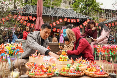 Ứng xử sao với câu tra hỏi lấy chồng chưa, lương nhiêu ngày Tết? - Ảnh 1. Ứng xử sao với câu tra hỏi lấy chồng chưa, lương nhiêu ngày Tết? - Ảnh 1.