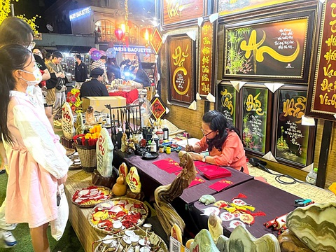 Chị em mua sắm, cầu an ngày Tết - Ảnh 1. Chị em mua sắm, cầu an ngày Tết - Ảnh 1.