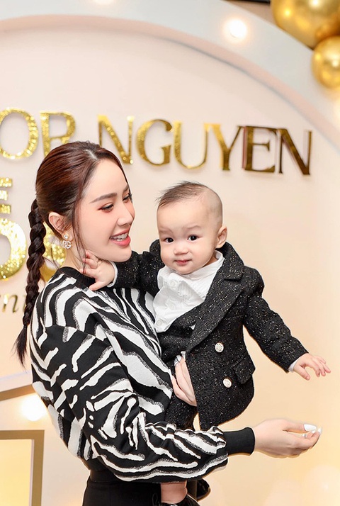 Ảnh vui sao Việt 14-1: Bảo Thy lần đầu khoe rõ mặt con trai - Ảnh 1. Ảnh vui sao Việt 14-1: Bảo Thy lần đầu khoe rõ mặt con trai - Ảnh 1.