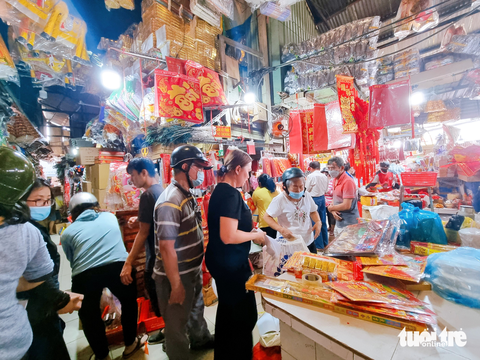 Chen chân mua vật phẩm cúng ông Công, ông Táo - Ảnh 1. Chen chân mua vật phẩm cúng ông Công, ông Táo - Ảnh 1.