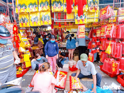 Chen chân mua vật phẩm cúng ông Công, ông Táo - Ảnh 2. Chen chân mua vật phẩm cúng ông Công, ông Táo - Ảnh 2.