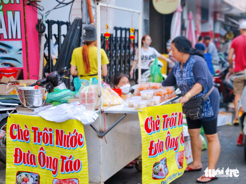 Chen chân mua vật phẩm cúng ông Công, ông Táo - Ảnh 4. Chen chân mua vật phẩm cúng ông Công, ông Táo - Ảnh 4.