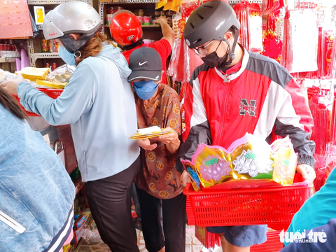 Chen chân mua vật phẩm cúng ông Công, ông Táo - Ảnh 7. Chen chân mua vật phẩm cúng ông Công, ông Táo - Ảnh 7.