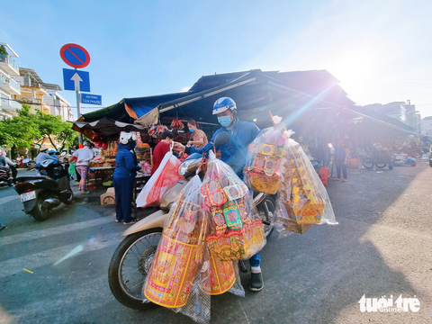 Chen chân mua vật phẩm cúng ông Công, ông Táo - Ảnh 9. Chen chân mua vật phẩm cúng ông Công, ông Táo - Ảnh 9.
