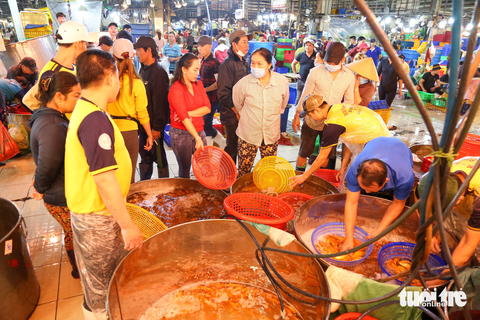 Người dân dậy từ sáng sớm chèo ghe ra sông thả cá chép đưa ông Công, ông Táo về trời - Ảnh 4. Người dân dậy từ sáng sớm chèo ghe ra sông thả cá chép đưa ông Công, ông Táo về trời - Ảnh 4.