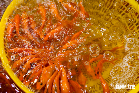 Người dân dậy từ sáng sớm chèo ghe ra sông thả cá chép đưa ông Công, ông Táo về trời - Ảnh 6. Người dân dậy từ sáng sớm chèo ghe ra sông thả cá chép đưa ông Công, ông Táo về trời - Ảnh 6.
