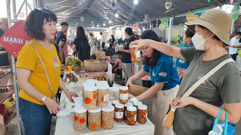 Người dân TP.HCM chi tiền triệu mua đặc sản vùng miền ăn Tết - Ảnh 1. Người dân TP.HCM chi tiền triệu mua đặc sản vùng miền ăn Tết - Ảnh 1.