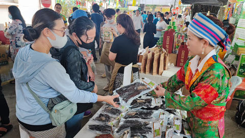 Người dân TP.HCM chi tiền triệu mua đặc sản vùng miền ăn Tết - Ảnh 2. Người dân TP.HCM chi tiền triệu mua đặc sản vùng miền ăn Tết - Ảnh 2.