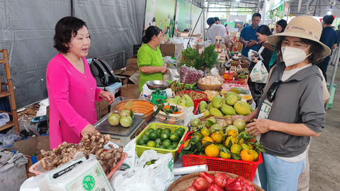 Người dân TP.HCM chi tiền triệu mua đặc sản vùng miền ăn Tết - Ảnh 7. Người dân TP.HCM chi tiền triệu mua đặc sản vùng miền ăn Tết - Ảnh 7.