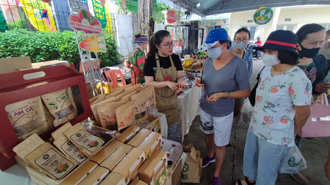 Người dân TP.HCM chi tiền triệu mua đặc sản vùng miền ăn Tết - Ảnh 8. Người dân TP.HCM chi tiền triệu mua đặc sản vùng miền ăn Tết - Ảnh 8.