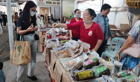 Người dân TP.HCM chi tiền triệu mua đặc sản vùng miền ăn Tết - Ảnh 9. Người dân TP.HCM chi tiền triệu mua đặc sản vùng miền ăn Tết - Ảnh 9.