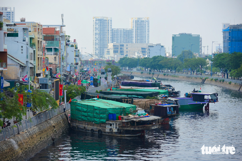 Ghe chở hoa miền Tây cập Bến Bình Đông phục vụ bà con TP.HCM chơi Tết - Ảnh 11. Ghe chở hoa miền Tây cập Bến Bình Đông phục vụ bà con TP.HCM chơi Tết - Ảnh 11.