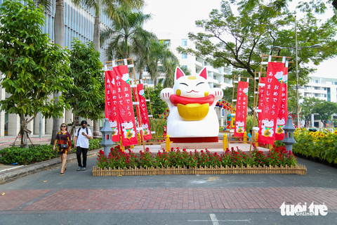 Chưa khai mạc, đường hoa Phú Mỹ Hưng đã hút khách - Ảnh 4. Chưa khai mạc, đường hoa Phú Mỹ Hưng đã hút khách - Ảnh 4.